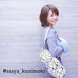 抱っこひも収納カバールカコ　北欧風　モノトーン　背景ホワイト　アート風ブラックライン花柄　生地しっかりめ　裏生地グレー 「ルカコ」 0238-11