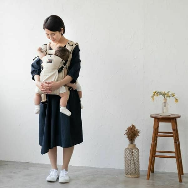 【双子用抱っこ紐】napnap(ナップナップ)ベージュ ふたごのおんぶ抱っこ組み合わせ可のおすすめ世界初ツインズキャリー イニシャルチャーム2個セット