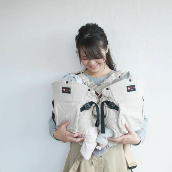 【双子用抱っこ紐】napnap(ナップナップ)ベージュ ふたごのおんぶ抱っこ組み合わせ可のおすすめ世界初ツインズキャリー イニシャルチャーム2個セット