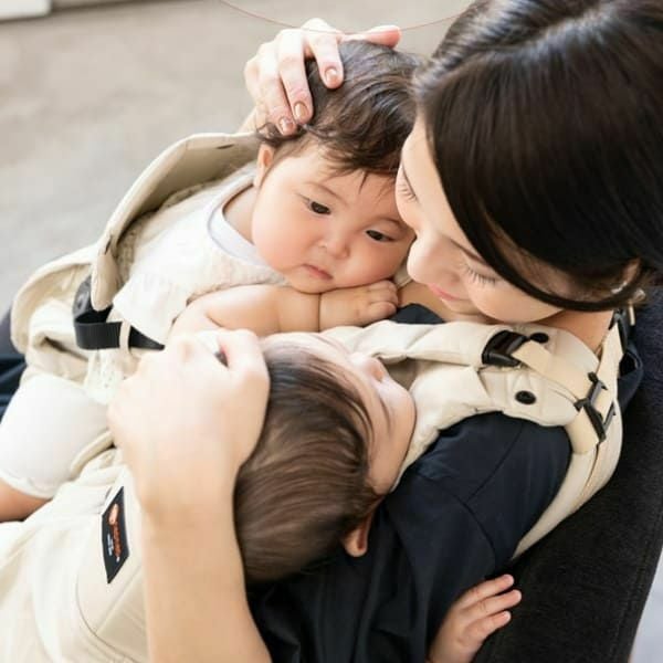 【美品】nap nap双子用抱っこ紐※今週迄のお値下げ価格‼︎2万円→1万9千円 双子抱っこ紐ナップナップ】napnapネイビー おんぶ抱っこ組み合わせ可