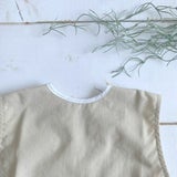 サモエ (SAMOE)離乳食エプロン BLW対応(手づかみ野菜パン他)お食事エプロン【袖なしロング丈】【ノーマルデザイン 】ベージュ 撥水加工　吸盤付　床への食べこぼしをキャッチ！赤ちゃんから3歳まで使える、おしゃれな男の子・女の子用の手作りセミオーダーお食事用スタイ1000-16-11