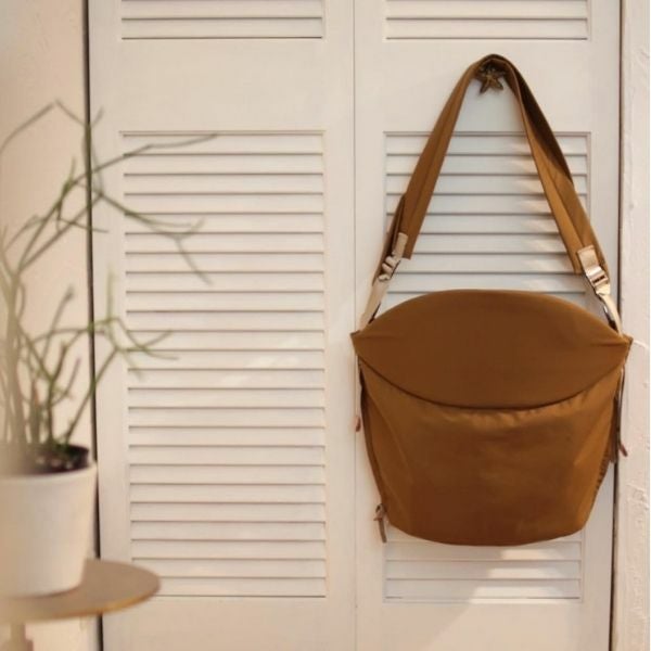 ノルン(N/ORN)抱っこ紐バッグ(日本製)【キャメル】ヒップシートになるマザーズバッグ(防水・抗菌防臭)腰すわり後（生後約7か月頃）～20㎏（5歳頃）まで長く使える熟練のバッグ職人が創ったおしゃれなショルダーバッグ1000-52-03