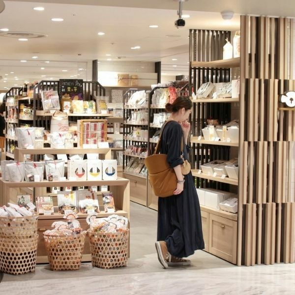 ノルン(N/ORN)抱っこ紐バッグ(日本製)【キャメル】ヒップシートになるマザーズバッグ(防水・抗菌防臭)腰すわり後（生後約7か月頃）～20㎏（5歳頃）まで長く使える熟練のバッグ職人が創ったおしゃれなショルダーバッグ1000-52-03