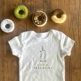 CHILLCOH(チルコ)【1歳バースデーロンパース】名入れギフト誕生日ベビー服・衣装・アイテム(男の子女の子)75・80・85サイズ おしゃれでかわいいロンパース白肌着(オムツ替えや着替え着脱簡単)普段着、ベビーフォトセルフ、誕生日会やフォーマル着にも活躍コーデ【オーダーメイド】1000-44-12