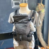 帝王切開にもおすすめの新生児から使える抱っこ紐【まずコレ】驚くほど超簡単・コンパクト！妊婦マタニティ出産準備、1ヶ月検診や里帰り出産移動、上の子の送迎に大活躍！寝たらそのままベッドにおろせる、対面抱っこ・前向き抱っこ・4ヶ月からリュック式で簡単おんぶできてコスパ最高 イニシャルチャーム付き 1000-58-28