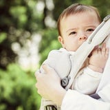 エールベベの抱っこ紐【ベビーキャリアスリー】ニュアンスグレー 新生児から使える日本人の体型にあうおしゃれでモードな抱っこ紐。 ヒップシートのようなお子さまを下から支えるラクダキクッションで抱く・おろすが簡単安心！1000-60-03