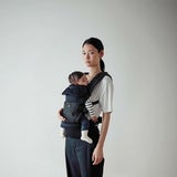 エールベベの抱っこ紐【ベビーキャリアスリー】ネイビー 新生児から使える日本人の体型にあうおしゃれでモードな抱っこ紐。 ヒップシートのようなお子さまを下から支えるラクダキクッションで抱く・おろすが簡単安心！1000-60-04