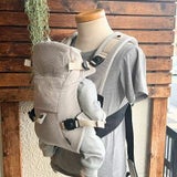 ベビーキャリアファースト【グレージュ】新生児から【まずコレ】超簡単抱っこ紐 帝王切開にもおすすめ 出産準備、1ヶ月健診や里帰り出産、上の子の送迎に大活躍！ 寝たらそのままおろせる、対面抱っこ・前向き抱っこ・4ヶ月からリュック式で簡単おんぶ イニシャルチャーム付き 1000-58-42