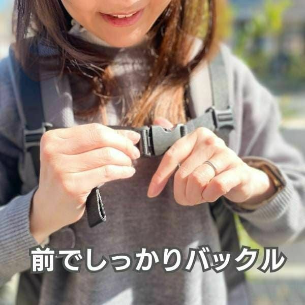 ベビーキャリアファースト【グレージュ】新生児から【まずコレ】超簡単抱っこ紐 帝王切開にもおすすめ 出産準備、1ヶ月健診や里帰り出産、上の子の送迎に大活躍！ 寝たらそのままおろせる、対面抱っこ・前向き抱っこ・4ヶ月からリュック式で簡単おんぶ イニシャルチャーム付き 1000-58-42